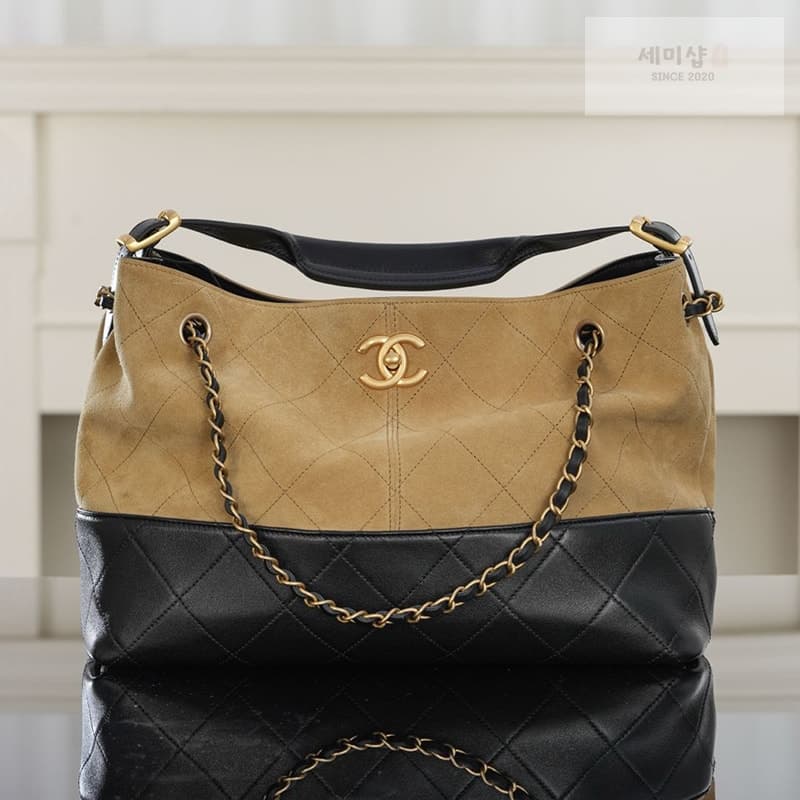 C H A N E L 샤넬 25A 스웨이드 스몰 쇼퍼백 베이지 블랙 Bag