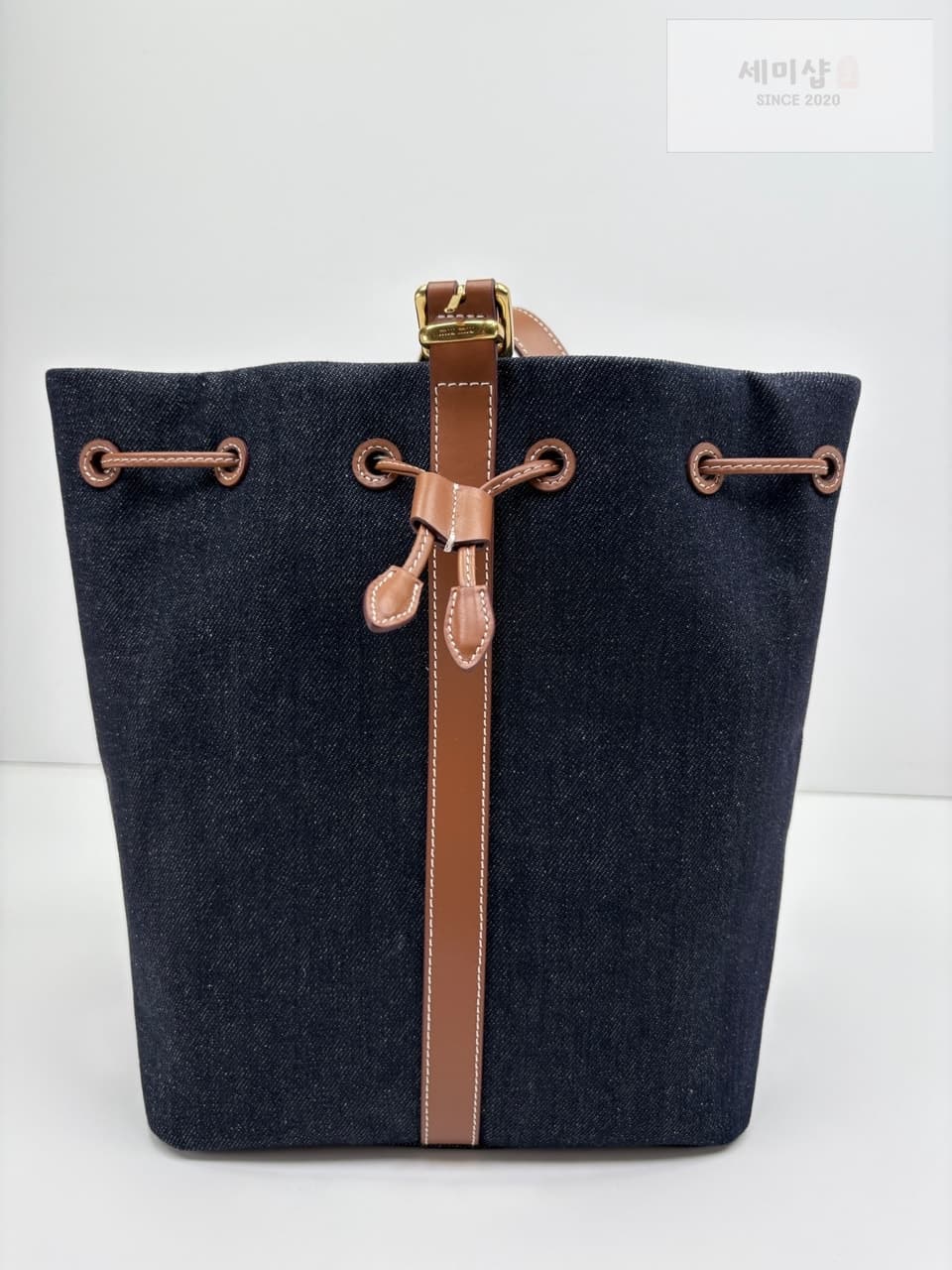 미우미우 데님 레더 버킷 29cm